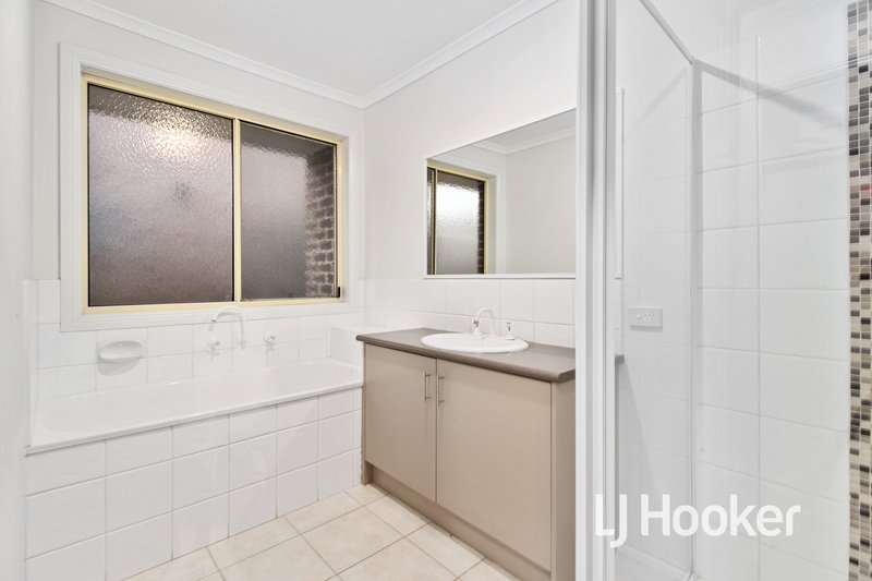 Photo - 13 Riviera Drive, Pakenham VIC 3810 - Image 10