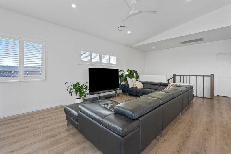 Photo - 13 Roberts Crescent, Bellbird Park QLD 4300 - Image 8