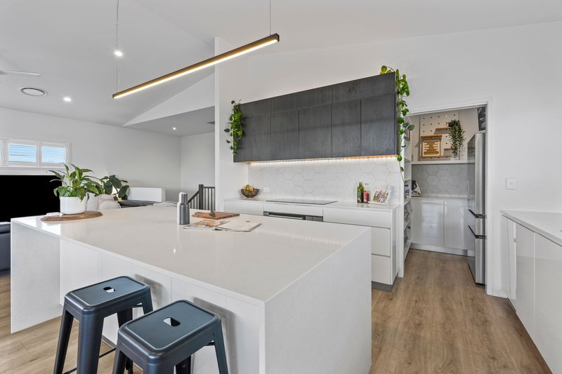 Photo - 13 Roberts Crescent, Bellbird Park QLD 4300 - Image 9