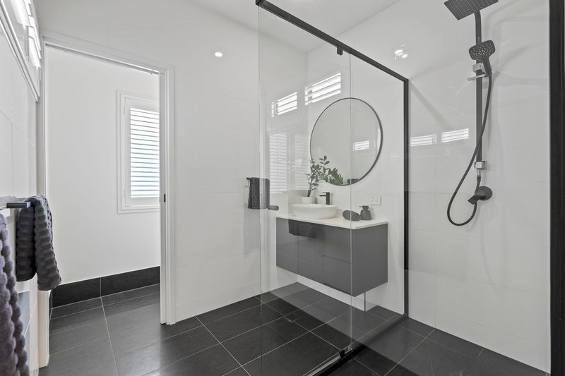 Photo - 13 Roberts Crescent, Bellbird Park QLD 4300 - Image 11