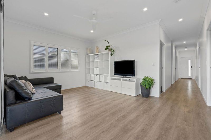 Photo - 13 Roberts Crescent, Bellbird Park QLD 4300 - Image 15