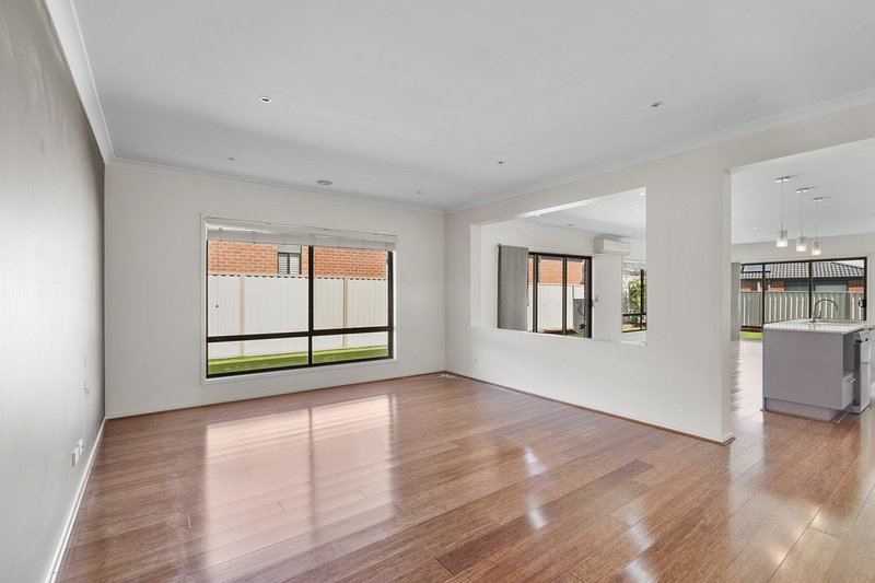 Photo - 13 Rosella Avenue, Pakenham VIC 3810 - Image 4