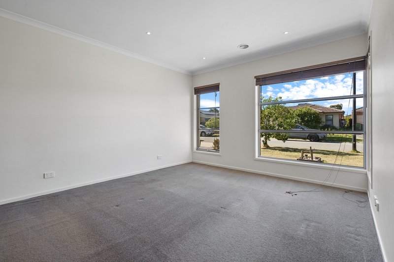 Photo - 13 Rosella Avenue, Pakenham VIC 3810 - Image 5