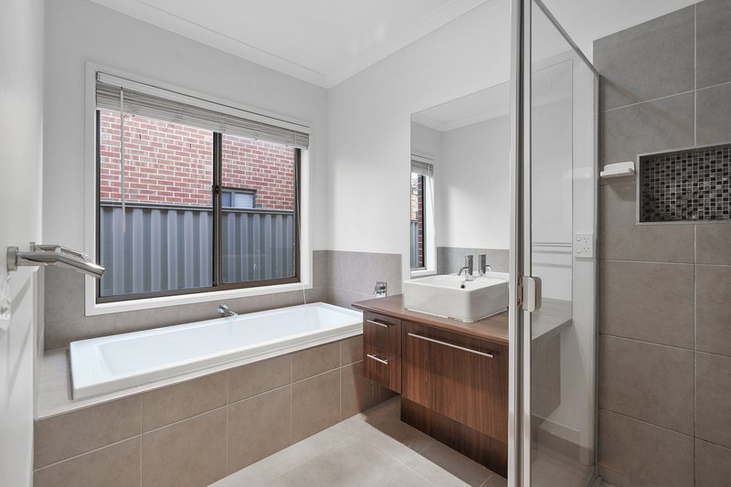 Photo - 13 Rosella Avenue, Pakenham VIC 3810 - Image 11