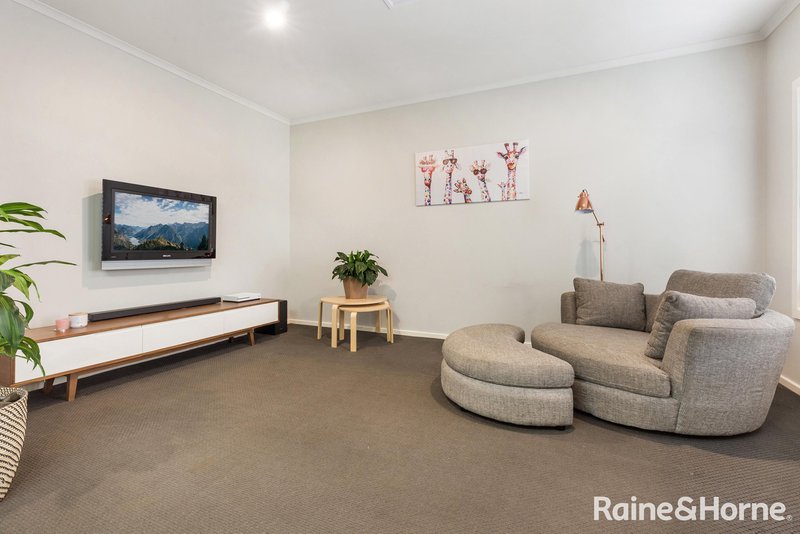 Photo - 13 Sauvignon Court, Sunbury VIC 3429 - Image 4