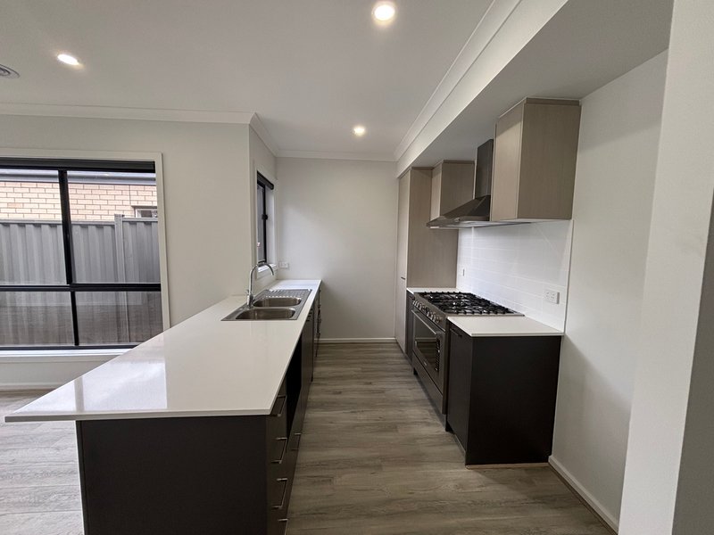 Photo - 13 Sechura Road, Truganina VIC 3029 - Image 5
