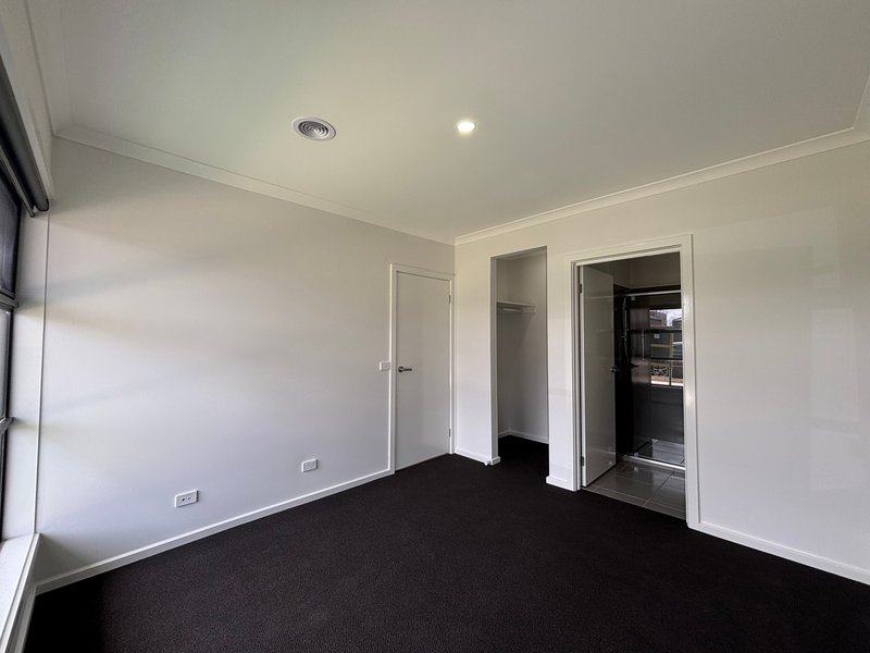 Photo - 13 Sechura Road, Truganina VIC 3029 - Image 6