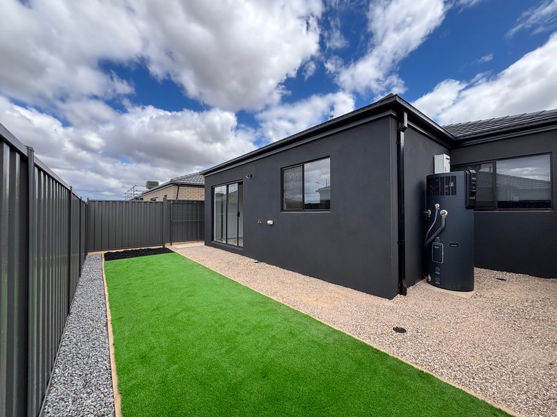 Photo - 13 Sechura Road, Truganina VIC 3029 - Image 11