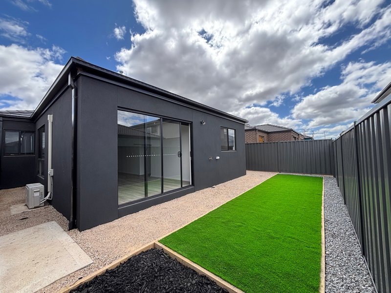 Photo - 13 Sechura Road, Truganina VIC 3029 - Image 12