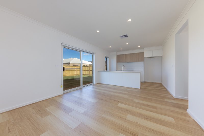 Photo - 13 Sheryl Street, Sunbury VIC 3429 - Image 6