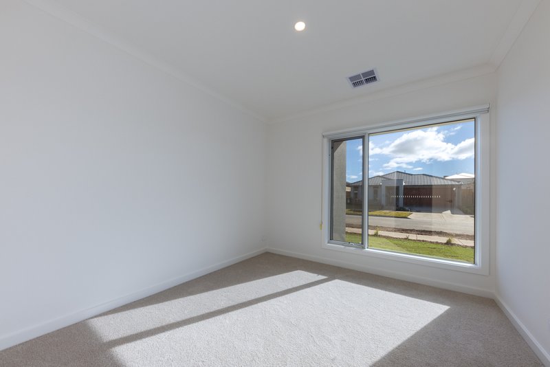 Photo - 13 Sheryl Street, Sunbury VIC 3429 - Image 7