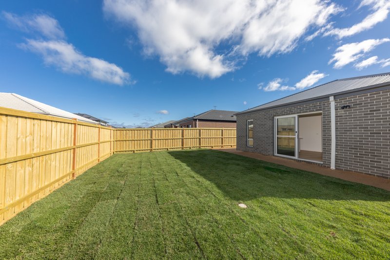 Photo - 13 Sheryl Street, Sunbury VIC 3429 - Image 10