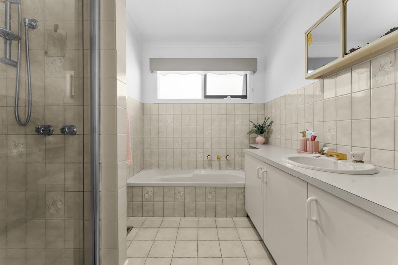 Photo - 13 Skipton Place, Endeavour Hills VIC 3802 - Image 15