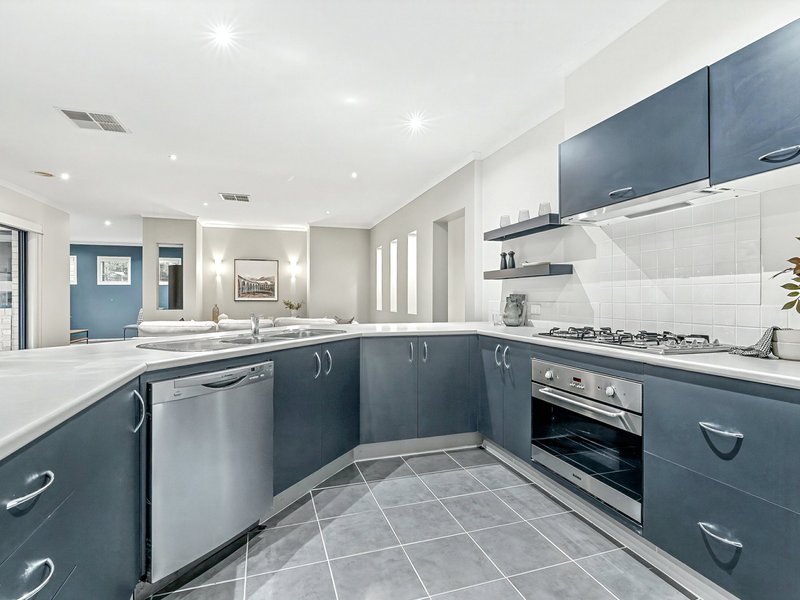 Photo - 13 Sunhill Way, Berwick VIC 3806 - Image 5