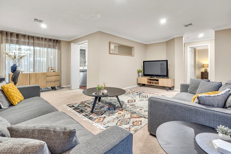 Photo - 13 Surrey Court, Craigieburn VIC 3064 - Image 2