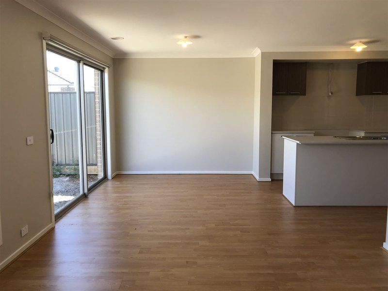 Photo - 13 Tarrion Rise, Craigieburn VIC 3064 - Image 4