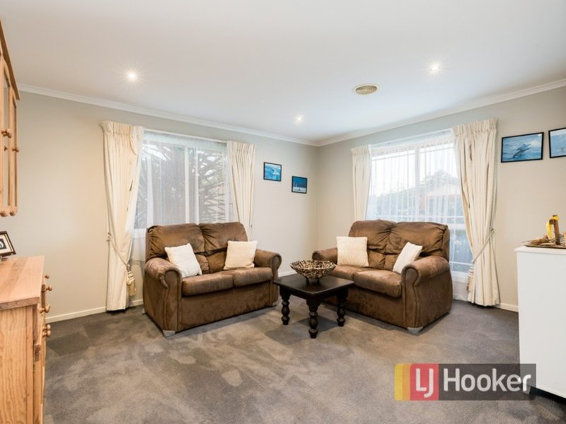 Photo - 13 Teal Place, Pakenham VIC 3810 - Image 5