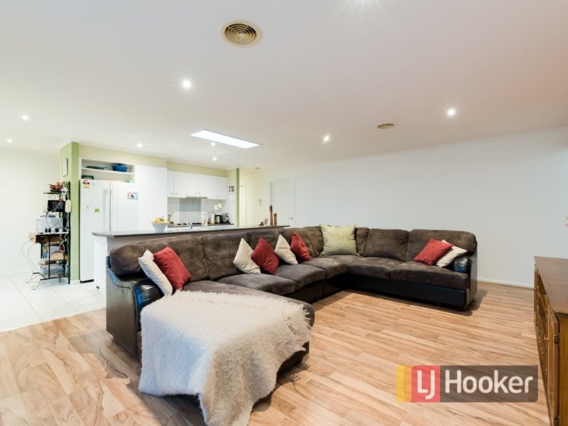 Photo - 13 Teal Place, Pakenham VIC 3810 - Image 7