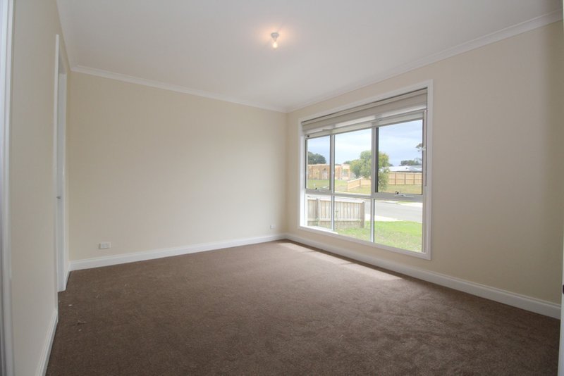 Photo - 13 Thruxton Street, Cowes VIC 3922 - Image 11