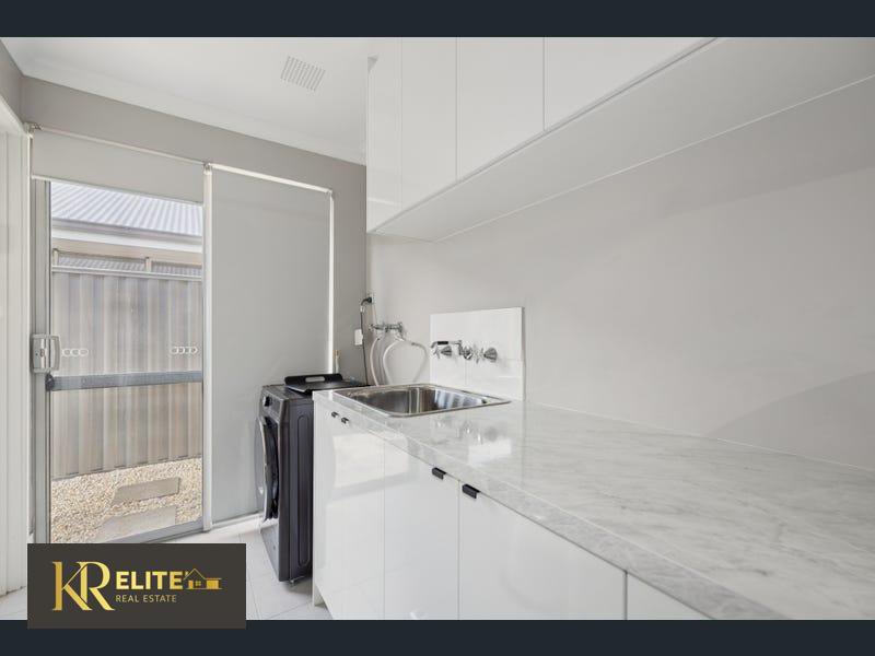Photo - 13 Topiary Avenue, Piara Waters WA 6112 - Image 5