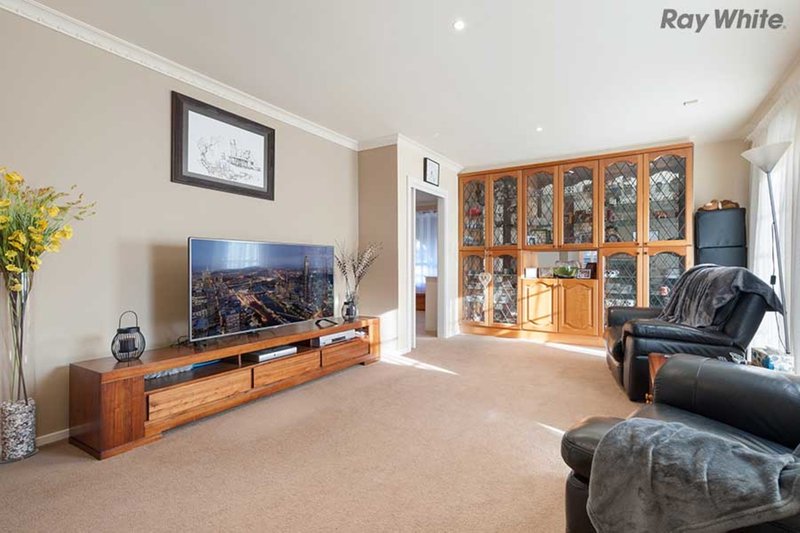 Photo - 13 Turfan Close, Keilor Downs VIC 3038 - Image 5