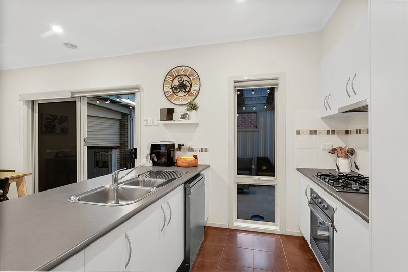 Photo - 13 Tyrell Place, Pakenham VIC 3810 - Image 5