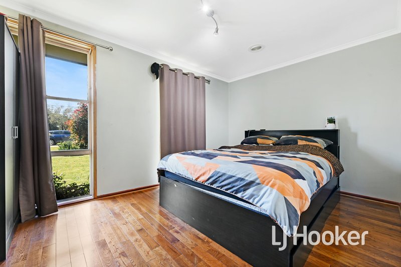 Photo - 13 Valepark Crescent, Cranbourne VIC 3977 - Image 7