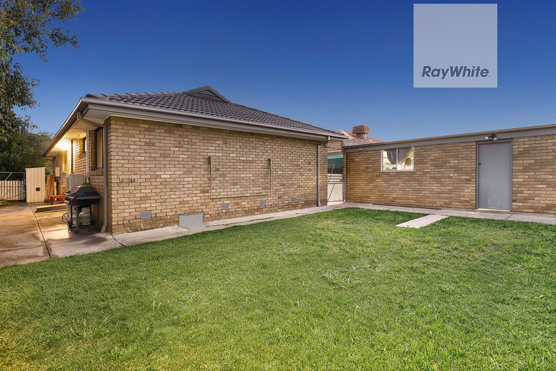 Photo - 13 Vaucluse Avenue, Gladstone Park VIC 3043 - Image 18