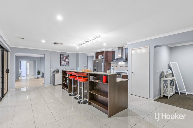 Photo - 13 Violet Way, Point Cook VIC 3030 - Image 6