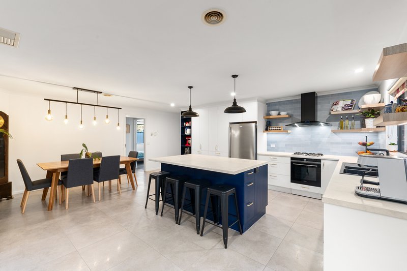 Photo - 13 Wallaby Walk, South Morang VIC 3752 - Image 2