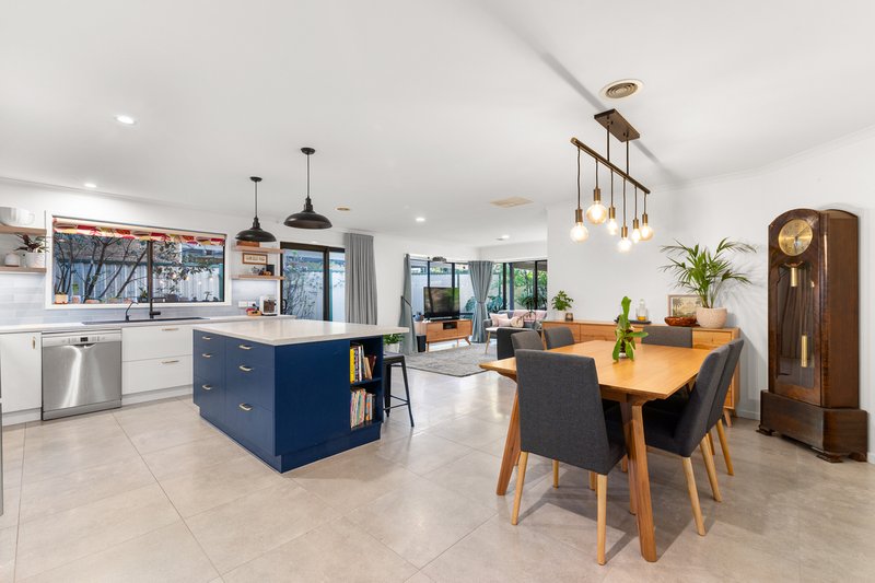 Photo - 13 Wallaby Walk, South Morang VIC 3752 - Image 5