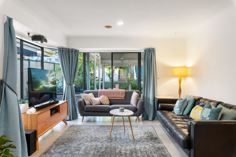 Photo - 13 Wallaby Walk, South Morang VIC 3752 - Image 7
