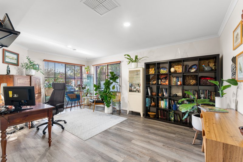 Photo - 13 Wallaby Walk, South Morang VIC 3752 - Image 9
