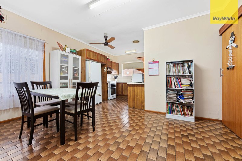 Photo - 13 Willow Avenue, St Albans VIC 3021 - Image 4