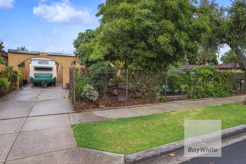 Photo - 13 Windermere Crescent, Gladstone Park VIC 3043 - Image 2