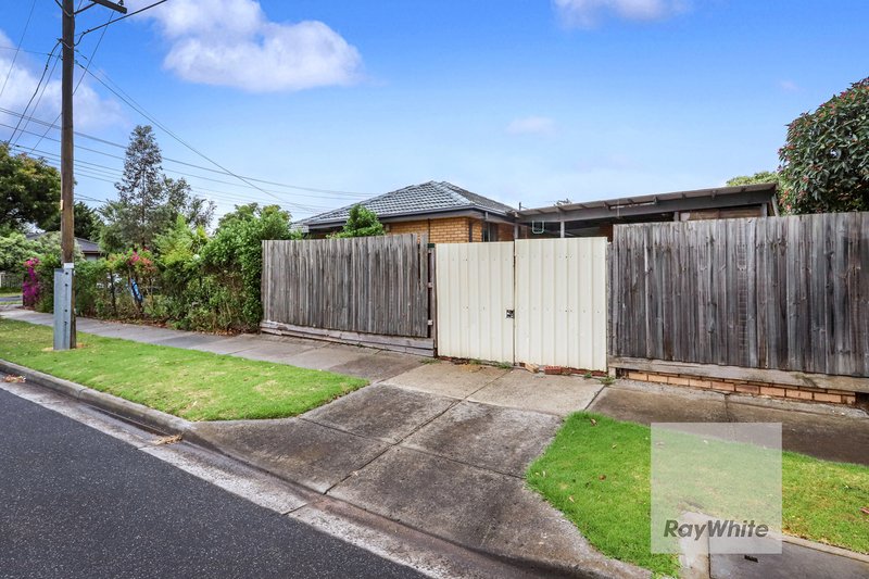 Photo - 13 Windermere Crescent, Gladstone Park VIC 3043 - Image 16