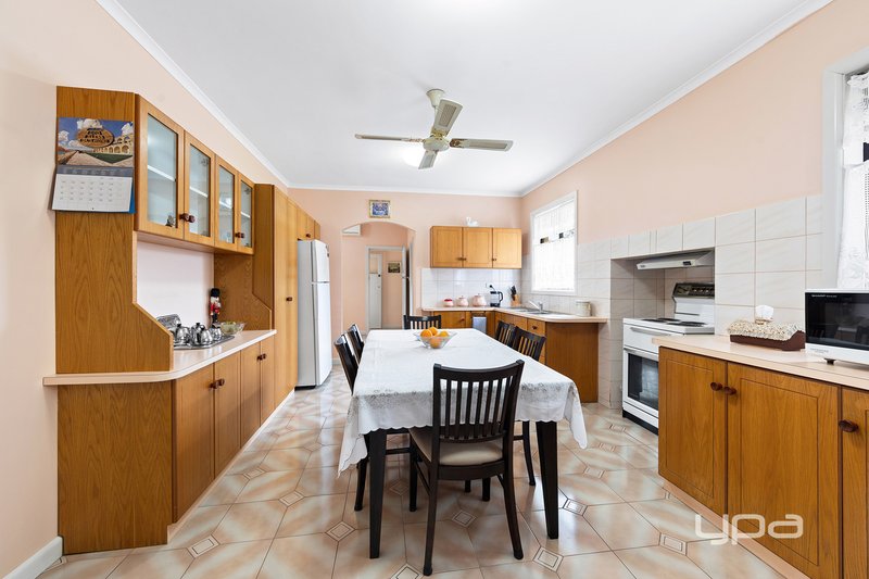 Photo - 13 Winifred Street, St Albans VIC 3021 - Image 5