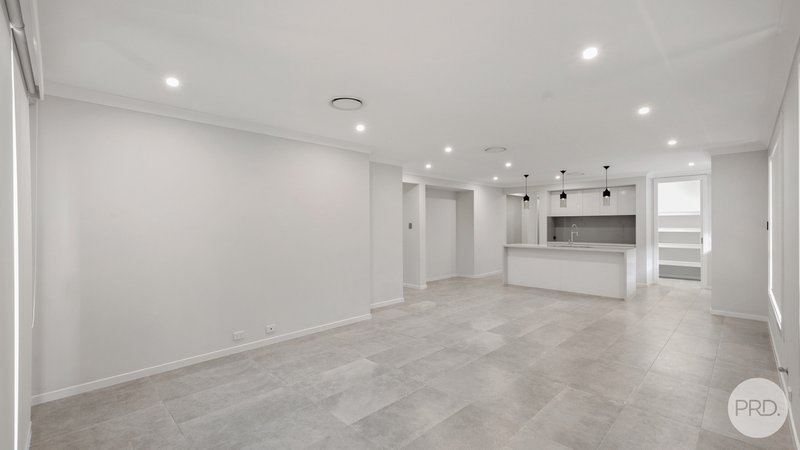 Photo - 13 Woodgrove Place, Glenmore Park NSW 2745 - Image 5