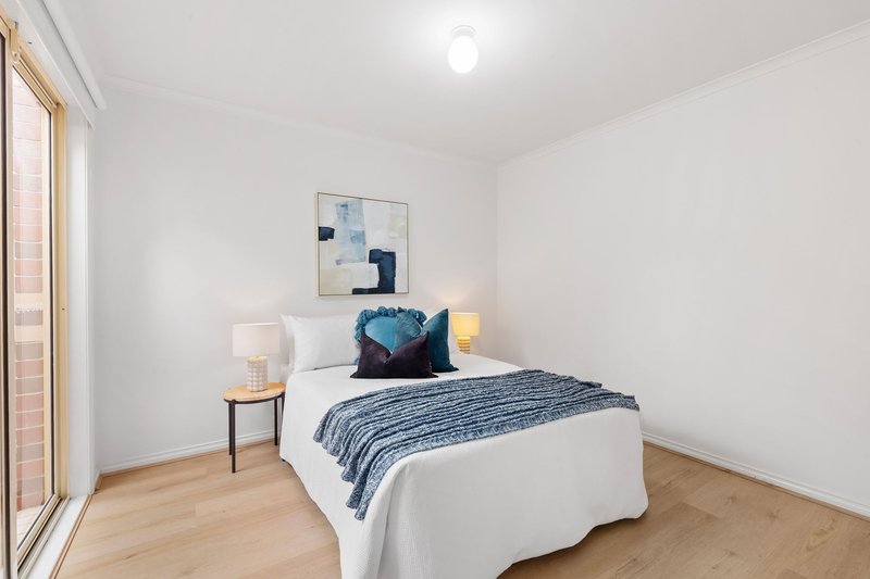Photo - 1/30 Allwyn Cres , Mill Park VIC 3082 - Image 4