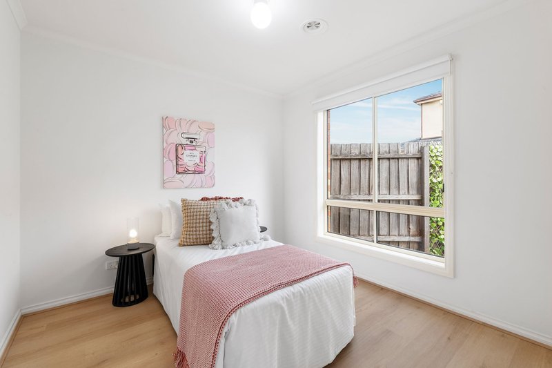 Photo - 1/30 Allwyn Cres , Mill Park VIC 3082 - Image 5