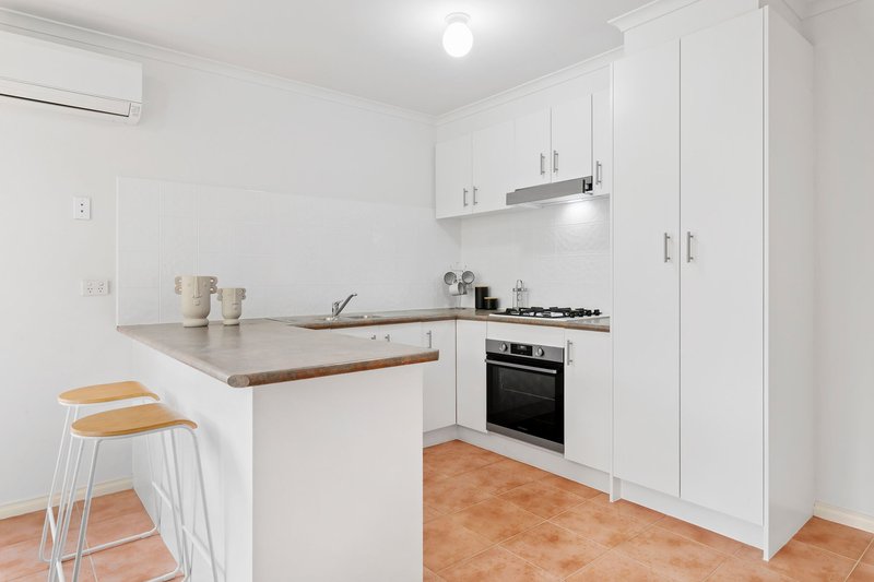 Photo - 1/30 Allwyn Cres , Mill Park VIC 3082 - Image 7