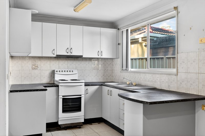 Photo - 1/30 Bensley Road, Macquarie Fields NSW 2564 - Image 2