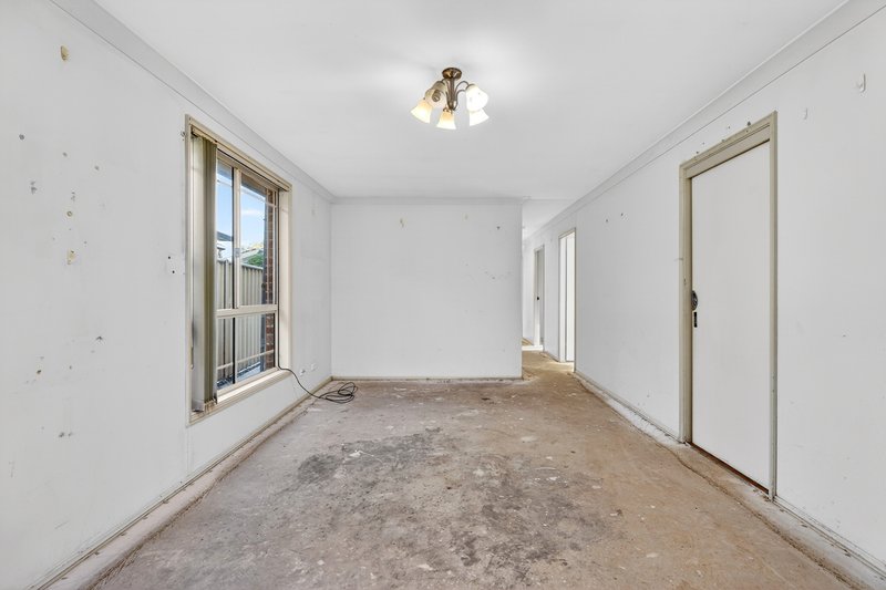 Photo - 1/30 Bensley Road, Macquarie Fields NSW 2564 - Image 6