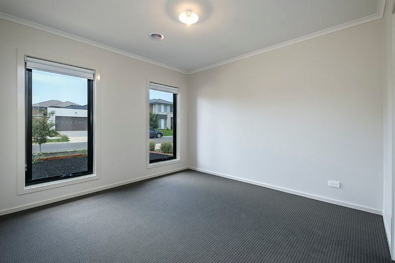 Photo - 130 Evesham Drive, Point Cook VIC 3030 - Image 4