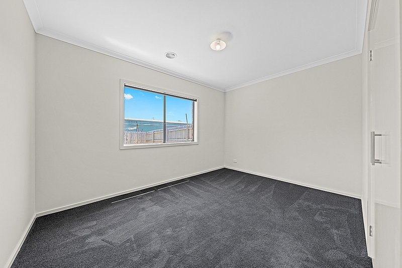 Photo - 130 Fiorelli Boulevard, Cranbourne East VIC 3977 - Image 12