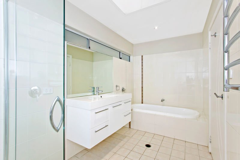 Photo - 130 Lake Shore Drive, North Avoca NSW 2260 - Image 7