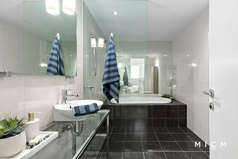 Photo - 1302/68 La Trobe Street, Melbourne VIC 3000 - Image 7