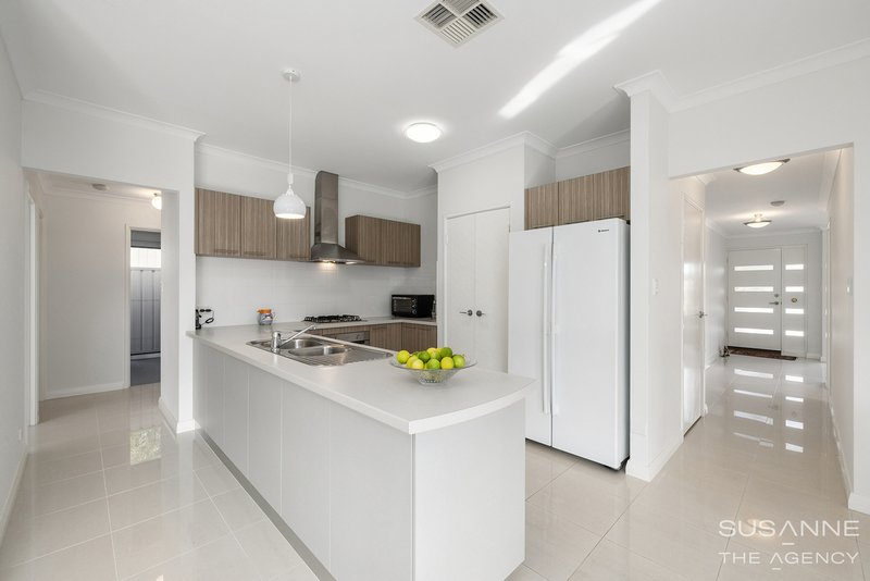 Photo - 1/31 Boonooloo Road, Kalamunda WA 6076 - Image 3