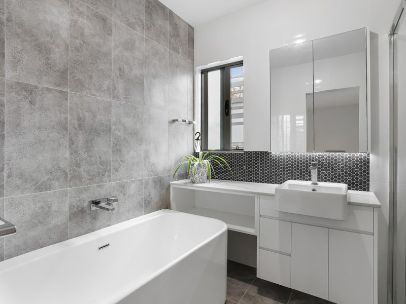 Photo - 1/31 Griffith Place, Seven Hills QLD 4170 - Image 8