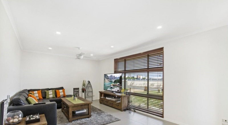 Photo - 131 Hooker Boulevard, Broadbeach Waters QLD 4218 - Image 7